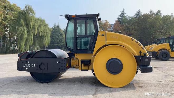 z6尊龙凯时高效压实 稳固舒适丨当然就选LTJ2125压路机！