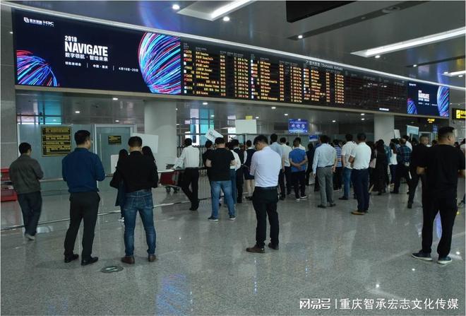 z6尊龙凯时重庆江北机场出发大厅玻璃墙高空LED巨屏广告重庆机场广告价格