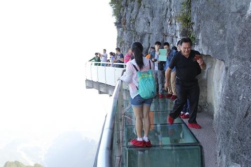 z6尊龙凯时张家界空中玻璃走廊这是有多美