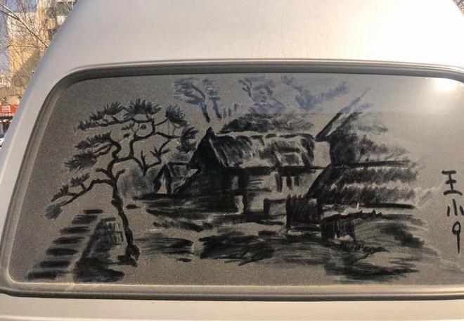 z6尊龙凯时，吉林市美发师汽车玻璃上手绘出山水画 太有创意了!